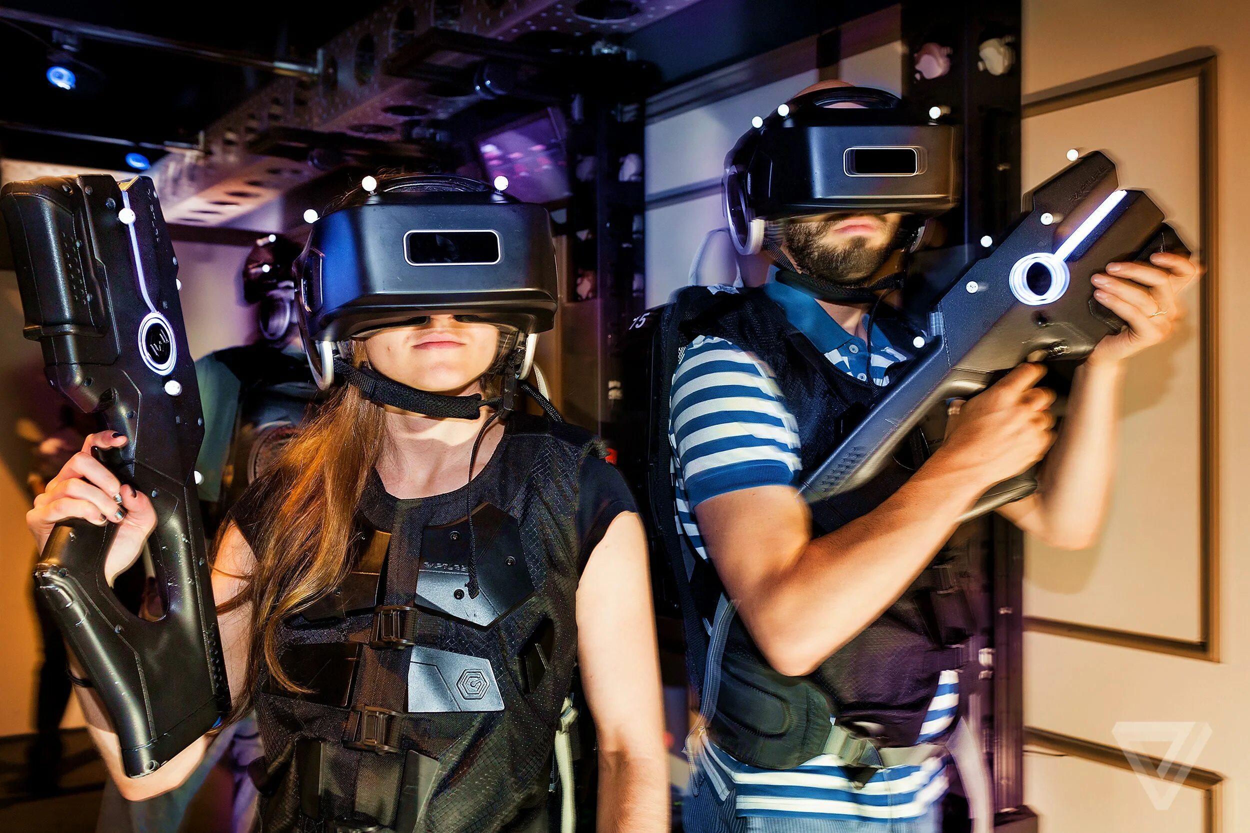4 играет в виртуальную реальность. Виртуальная реальность свидание. vr корпоратив. виртуальная реальность и реальная жизнь. вечеринка виртуальная реальность.
