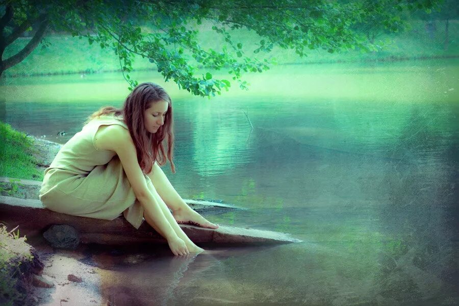 Девушка у пруда. Девушка сидит на берегу реки. Девушка у ручья. Девушка сидит у воды.