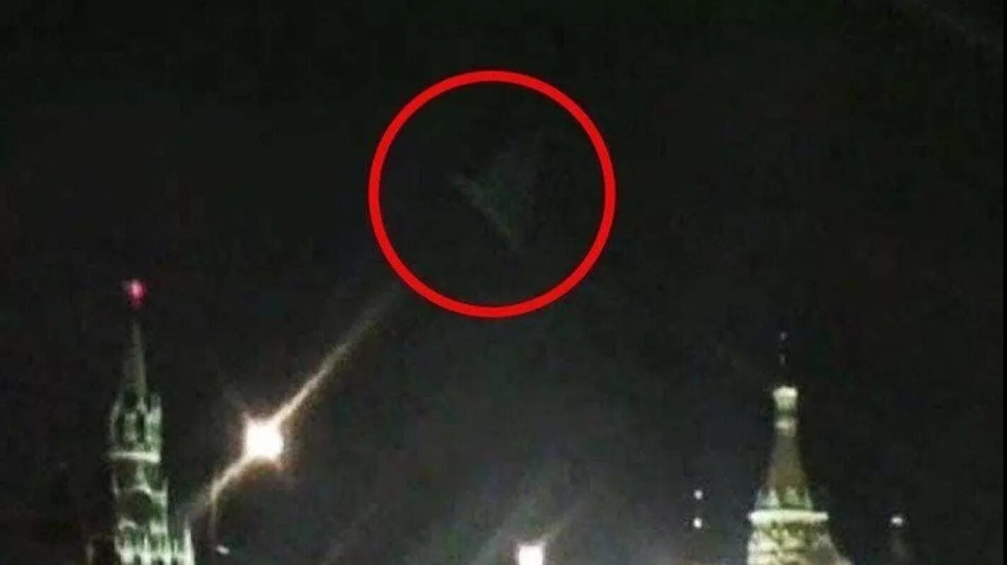 В москве был замечен. Люди ростом 226. В москве заметили тополь м. Сотрудник дпс. Пирамида над кремлём 2009.