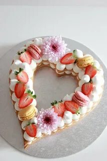 Из круглого торта сердце