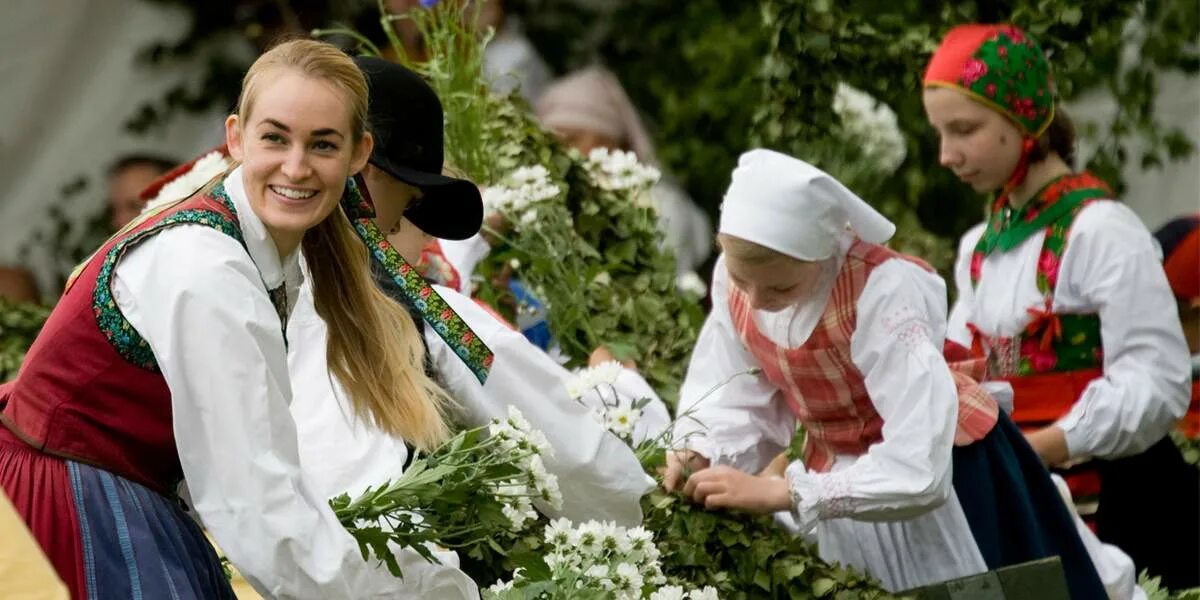 Обряд швеции. Мидсаммер праздник. мидсаммер праздник в швеции. midsommar в швеции. праздник солнцестояния в швеции.