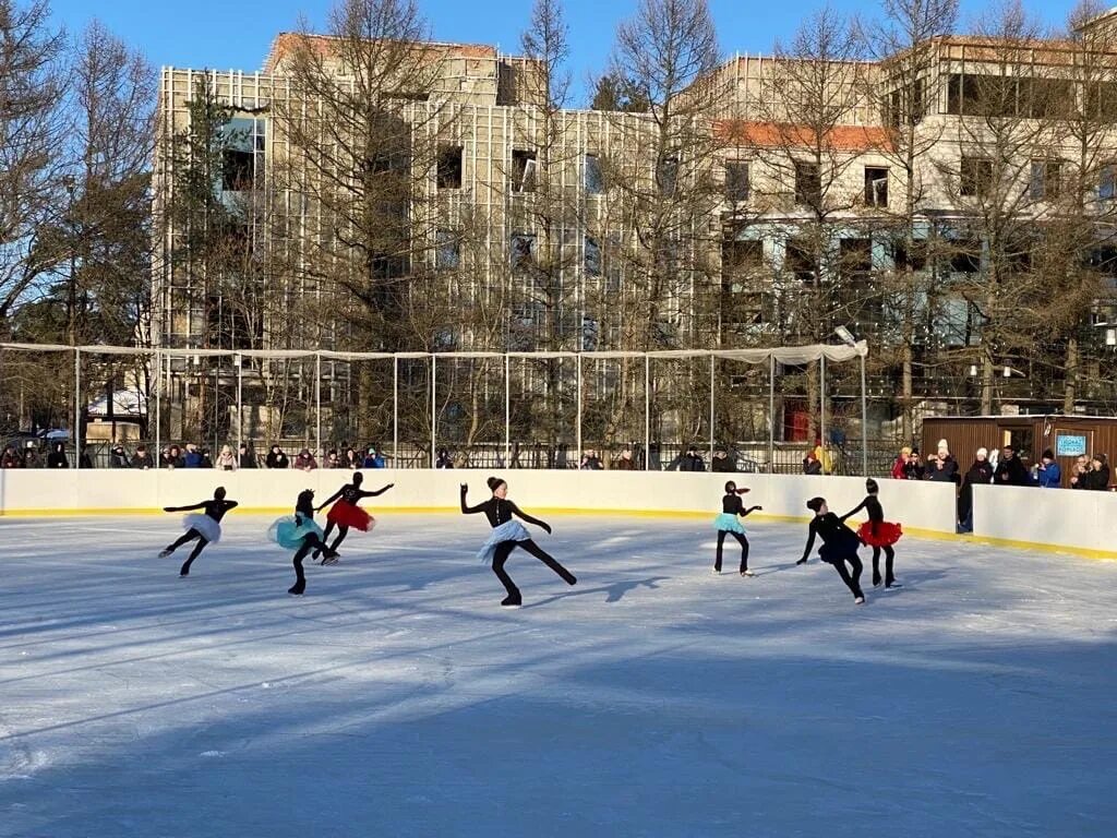 Каток в юбилейном парке. Милкрик парк Всеволожск каток. Каток Юбилейный СПБ. Каток во Всеволожске. Зима каток.