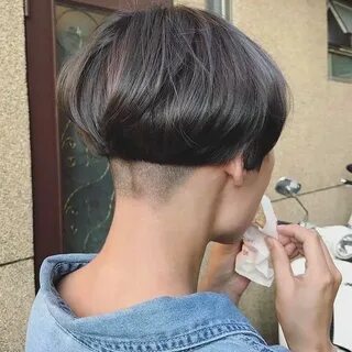 Выбритый затылок короткие волосы