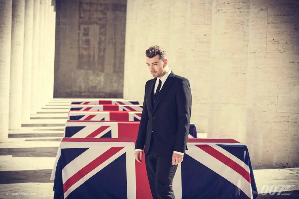 Сэм смит writing on the wall. Сэм смит бонд. writings on the wall сэм смит. sam smith 007. сэм смит костюмы.