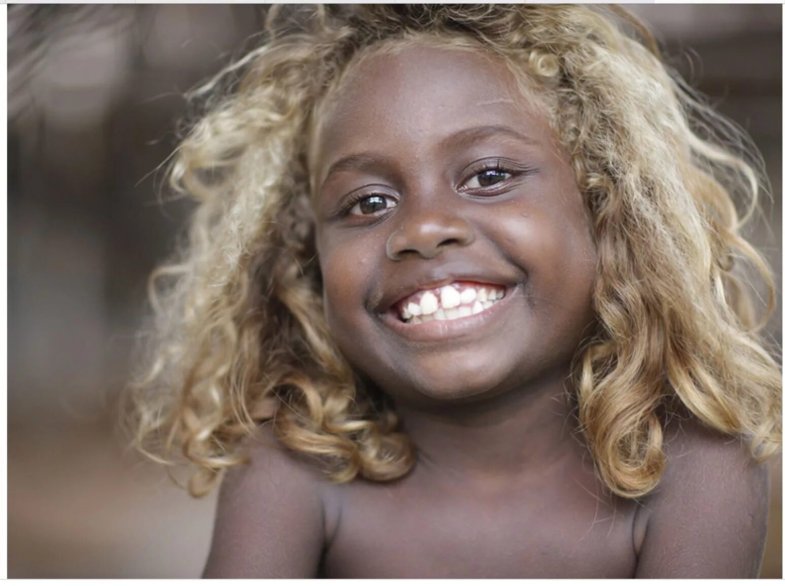 Стеснительный негр. Меланезийцы с Соломоновых островов. Меланезийцы раса. Австралоиды океанийская раса. Аборигены Соломоновых островов блондины.