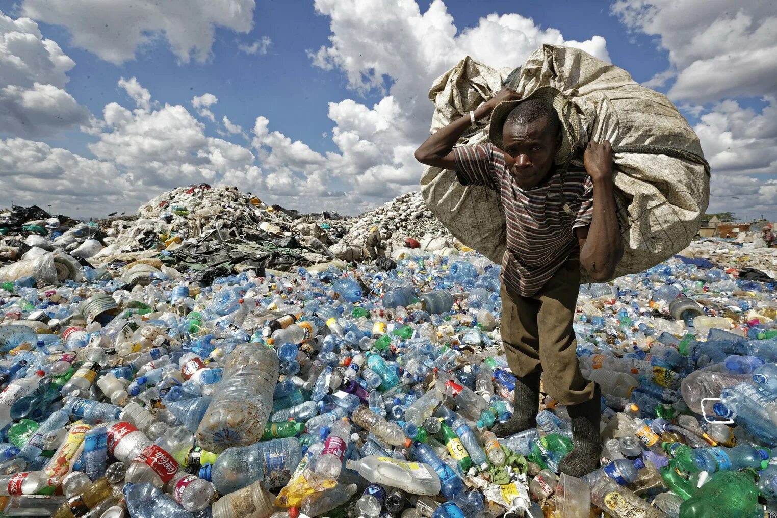 A lot of pollution. Мусор. Экология мусор. Горы пластиковых отходов. Пластик свалка.