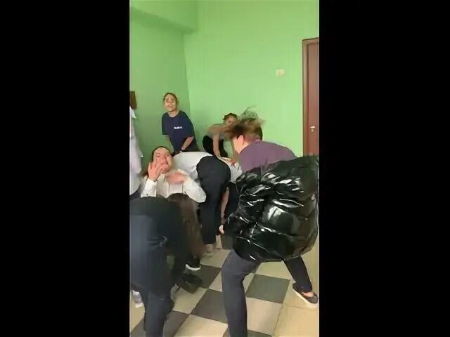 Зашел в раздевалку к девушкам. Зашел в женскую раздевалку в школе. Ворвался в женскую раздевалку. Пацан попал в женскую раздевалку. В женской раздевалке 16 лет.