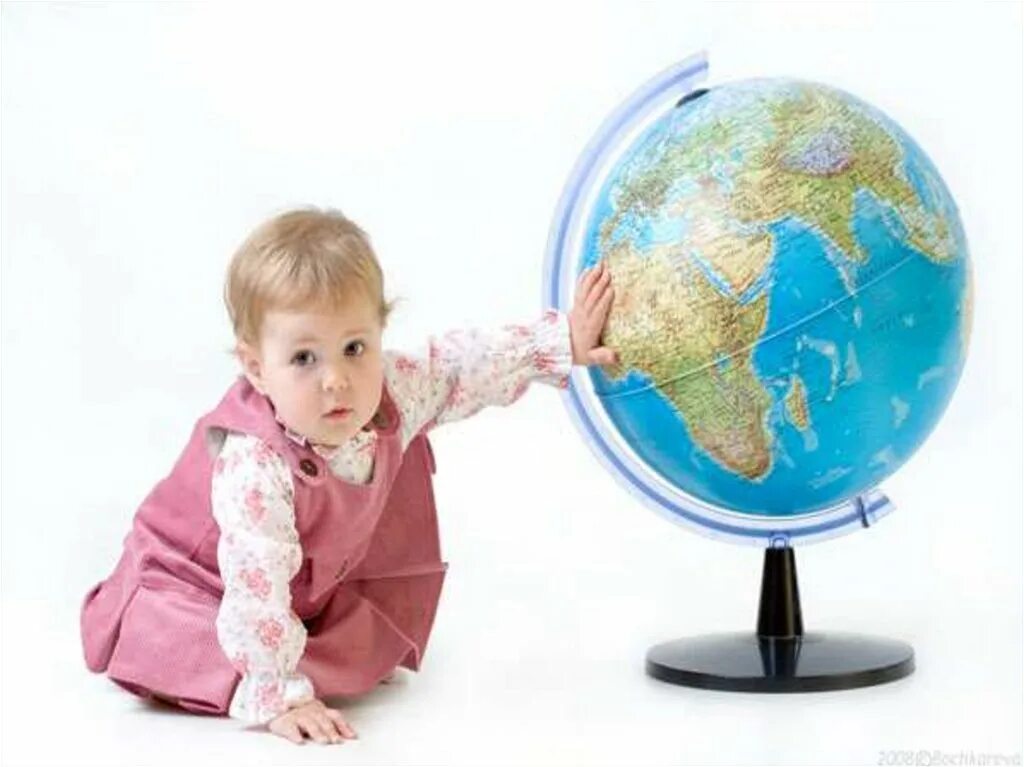 Глобус для детей. Ребенок с глобусом и лупой. Глобус для дошкольников. География для детей.