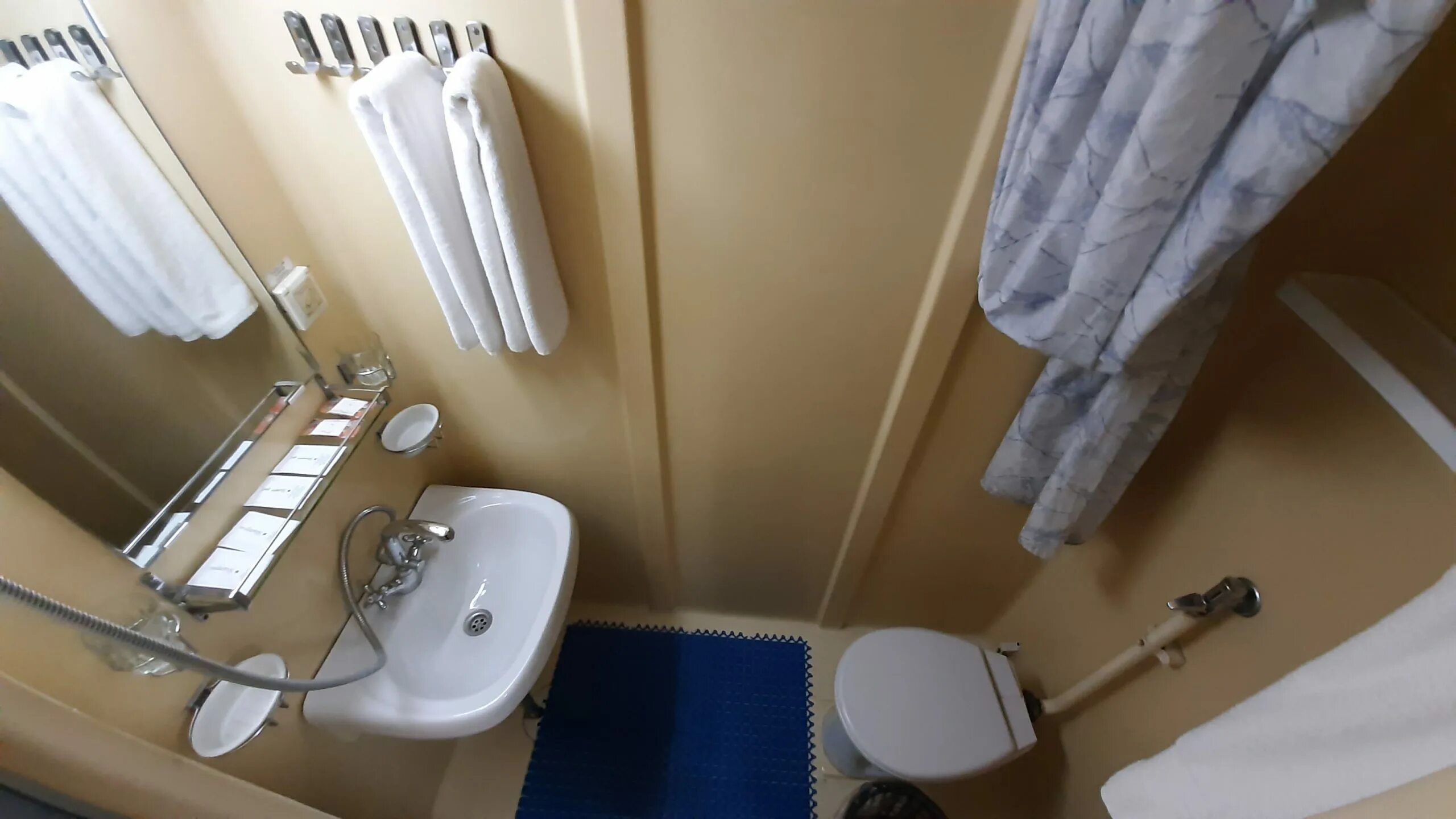 теплоход маяковский 2024. теплоход владимир маяковский каюты полулюкс. теплоход владимир маяковский каюты люкс. теплоход маяковский 2024. трехместная каюта на теплоходе владимир маяковский.