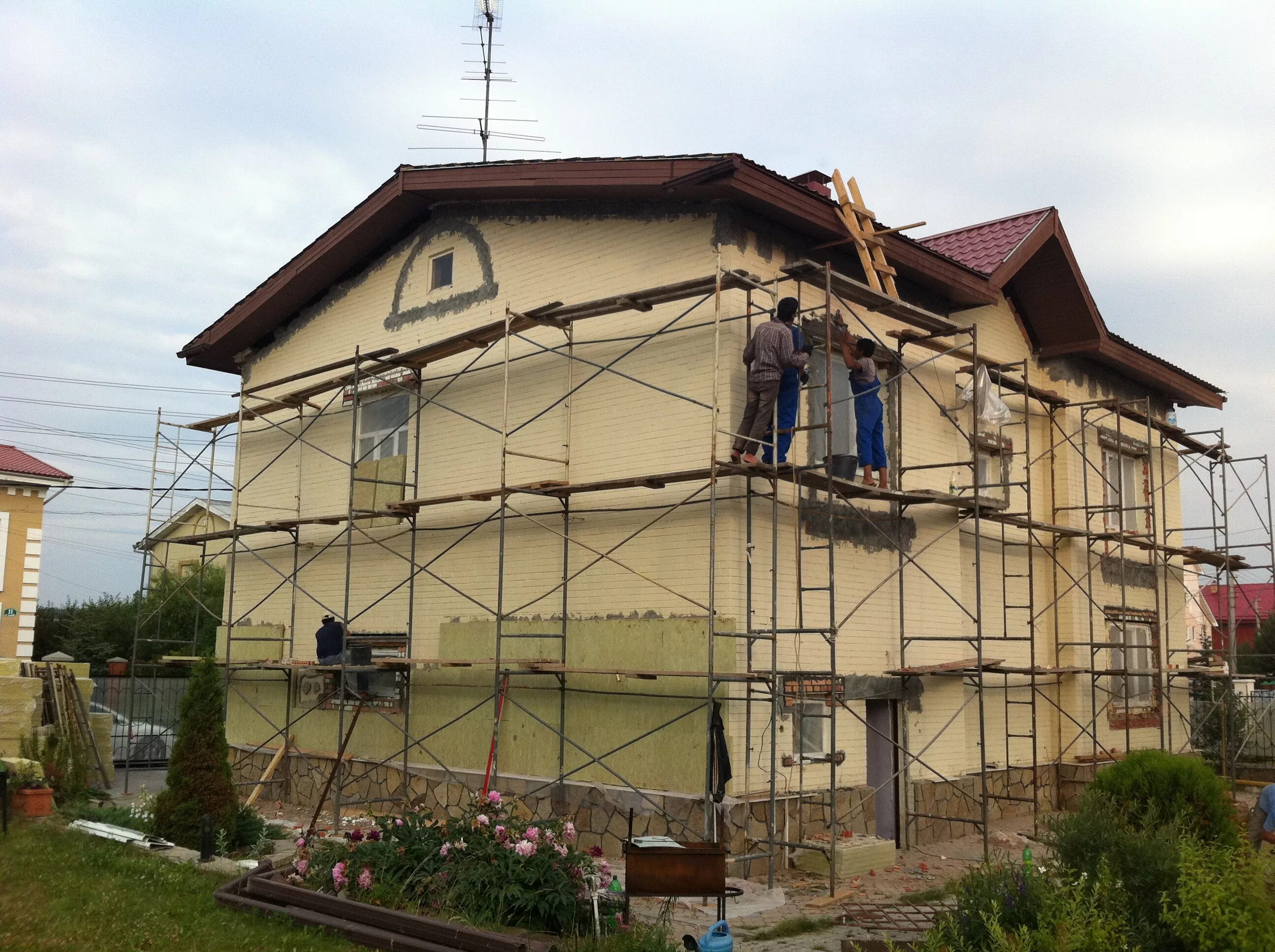 Мастер фасадных работ. Фасады домов короед. Дом с мокрым фасадом. Реставрация фасада дома. Яркие фасады домов.