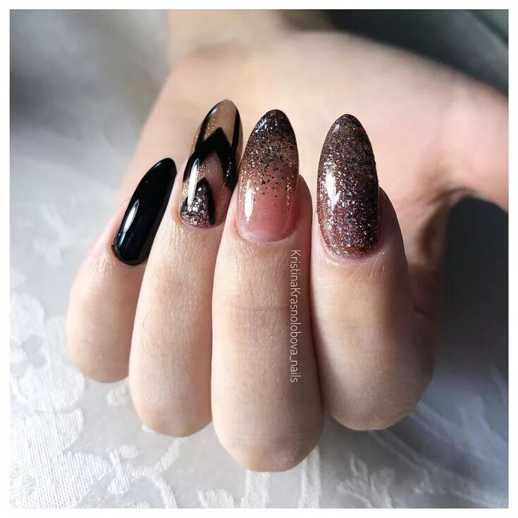 маникюр черный с блестками. черный маникюр с мелкими блестками. растяжка черными блестками. растяжка черными блестками. французский маникюр черный с блестками.