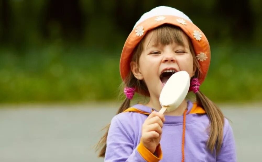 Девочка с мороженым. Мороженое для детей. Ребенок с мороженым. Девочка ест эскимо. Девочка эскимо