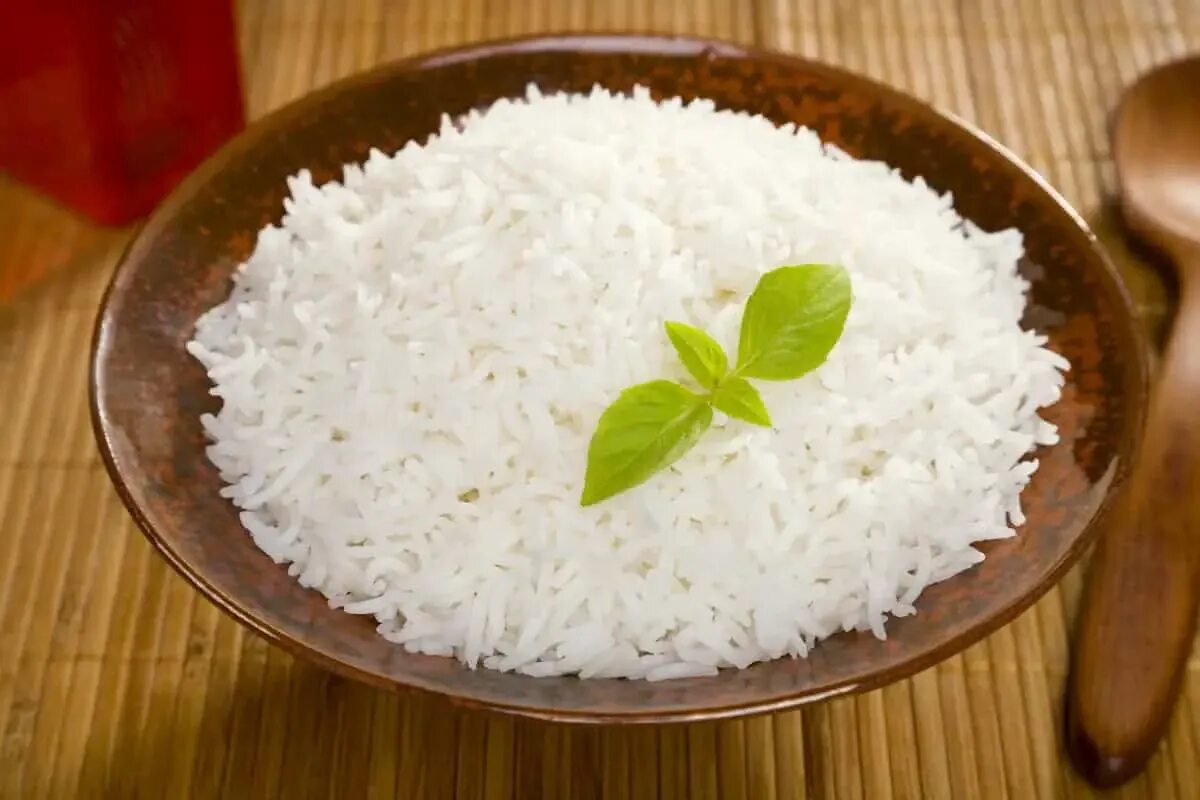 White rice. Рис басмати вареный. Белый рис басмати. Рис басмати в тарелке. Рис отварной рассыпчатый.