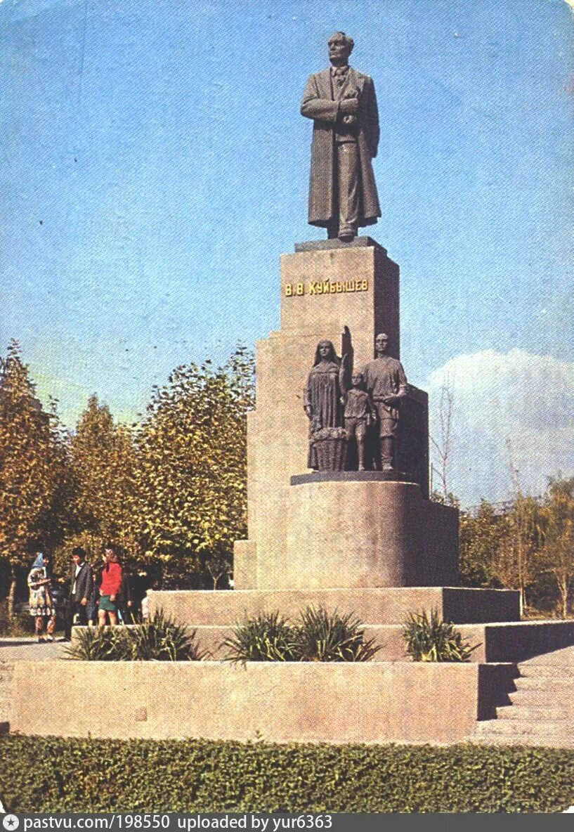 Куйбышев таджикистан. Памятник Куйбышеву в Душанбе. Валериан Куйбышев памятник. Памятник Ленину в Душанбе. Памятник Куйбышева в Куйбышеве.