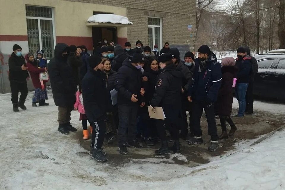 Мигранты в Новосибирске. Мигранты и полиция. Толпа мигрантов. Толпа мигрантов на улице. Миграционные новости 2024