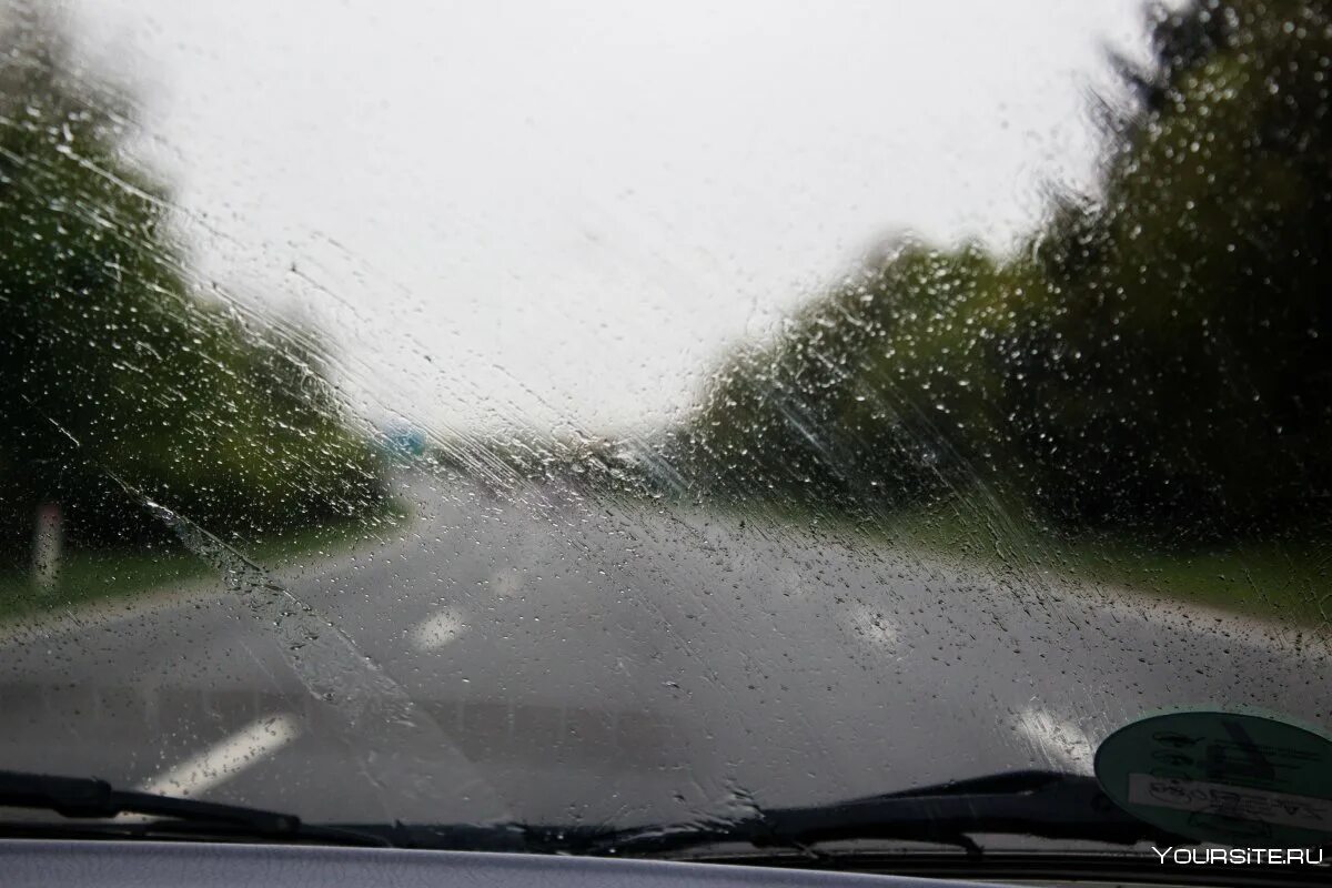 Вид из окна машины дождь. Дорога дождь. Вид из лобового окна машины. Дождь на окне машины.