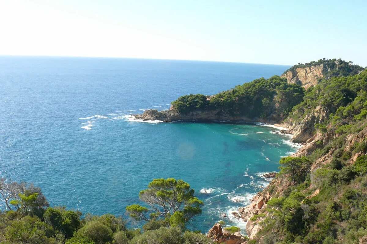 Coast country. Коста дель Маресме Испания. Коста дель Маресме Каталония. Пляж Эстренг Майорка. Costa Brava, Испания скалы.