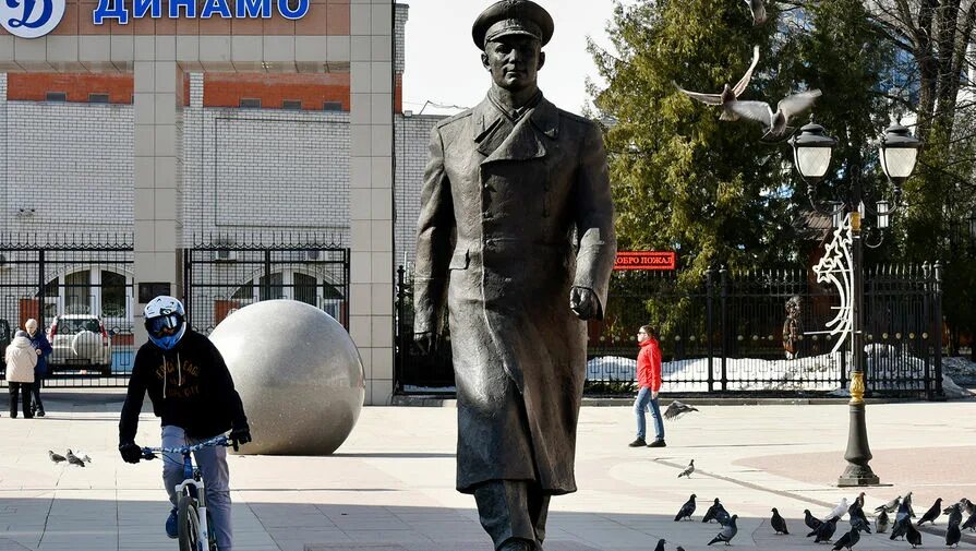 В каком городе памятник гагарину. Памятник Юрия Гагарина в Москве. Памятник Гагарина Брянск. Памятник космонавту Юрию Гагарину.