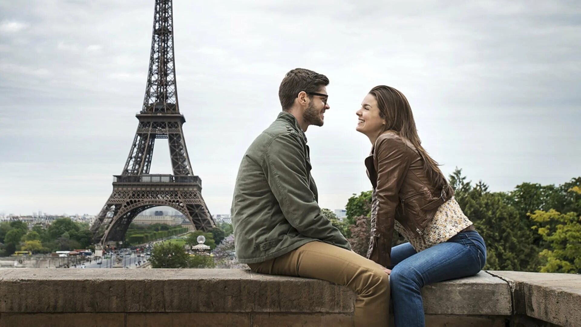 Француз определенный. Влюбленные в Париже. Мужчина и женщина в Париже. Парень и девушка в Париже. Франция романтика.