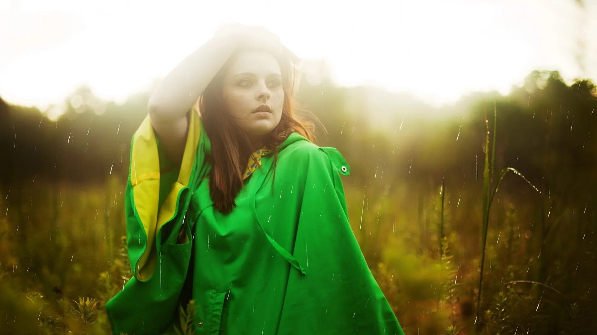 Песни мой свет и дождь. Девушка дождь. Девушка под дождем. Девушка на фоне дождя. Девушка в зеленом свете.