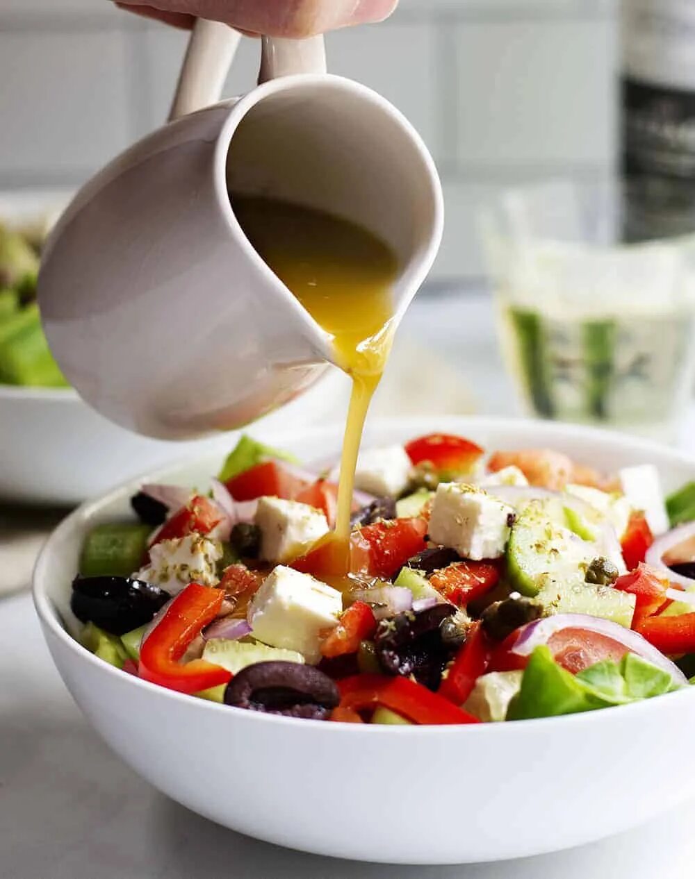 Соус заправка для салата из овощей. Дрессинг греческий. Греческий салат. Соус для греческого салата. Греческий салат с оливковым маслом.