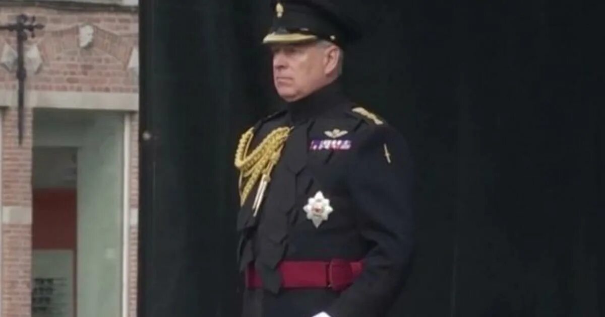 Британский принц эндрю сложил. Принц лишен титула. Сын елизаветы 2 эндрю фото 2022. Принц лишен титула. Принц лишен титула.