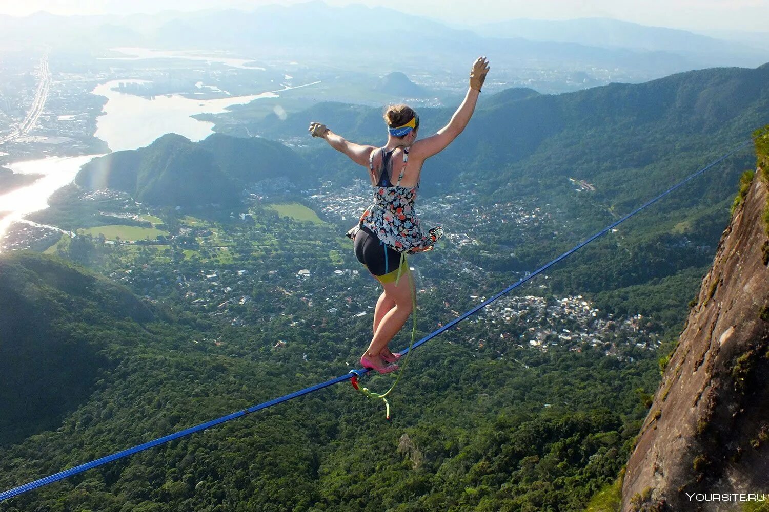 Прыжок с 5 метров. Слэклайн над Рио-де-Жанейро. Канатоходец над пропастью.