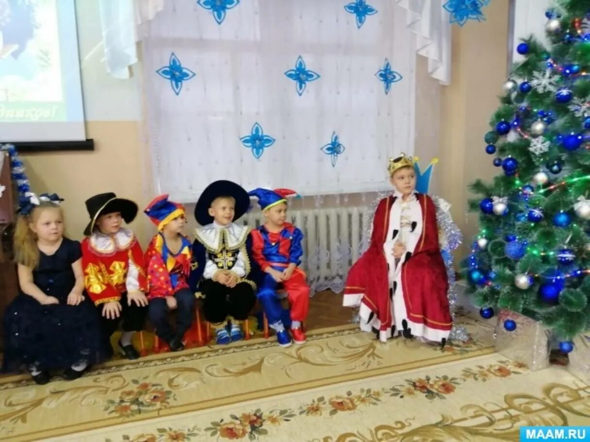 Старшая группа детского сада новый год. Новый год в саду старшая группа. Новогодний праздник в доу. Костюмы на утренник в детский сад. Новый год в саду старшая группа.