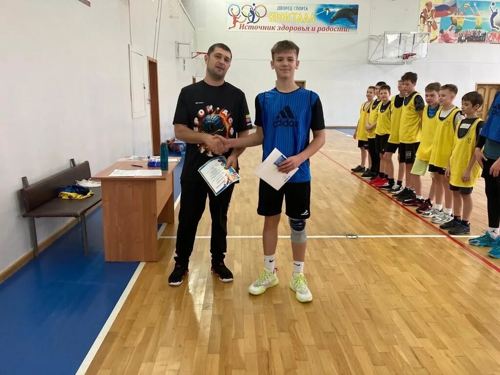 спортивная школа. спортивные занятия в школе. зал физической культуры. дети играют в футбол. учащиеся спортивных школ.