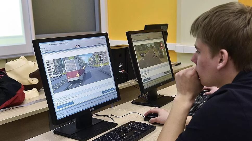 Экзамен гибдд теория. Теоретический экзамен в гаи. Теоретический экзамен в гибдд. Компьютер в гаи. Экзаменационный компьютер в гибдд.