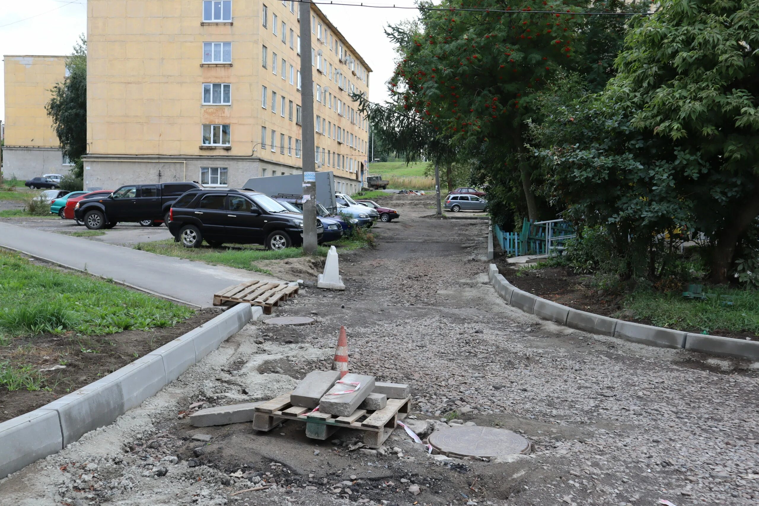 Комфортная городская среда петрозаводск. Городской двор. Двор пятиэтажки. Смоленск дворы. Комфортная городская среда.