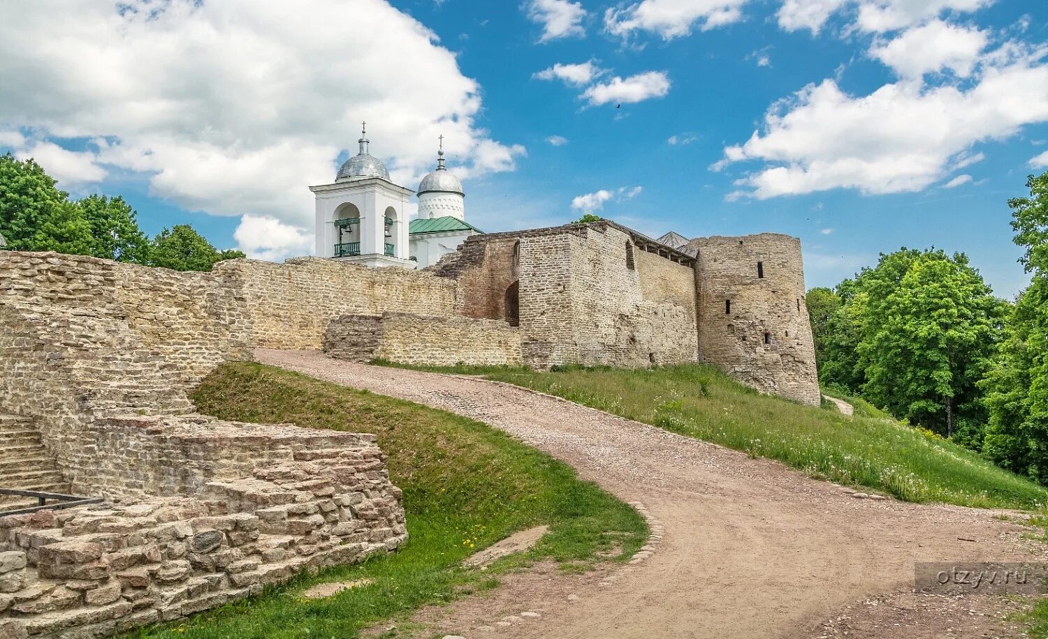 Погода изборск псковской области. Каменная крепость Изборск. Изборская крепость Псковская область. Изборск Кремль. Крепость Изборск монастырь.