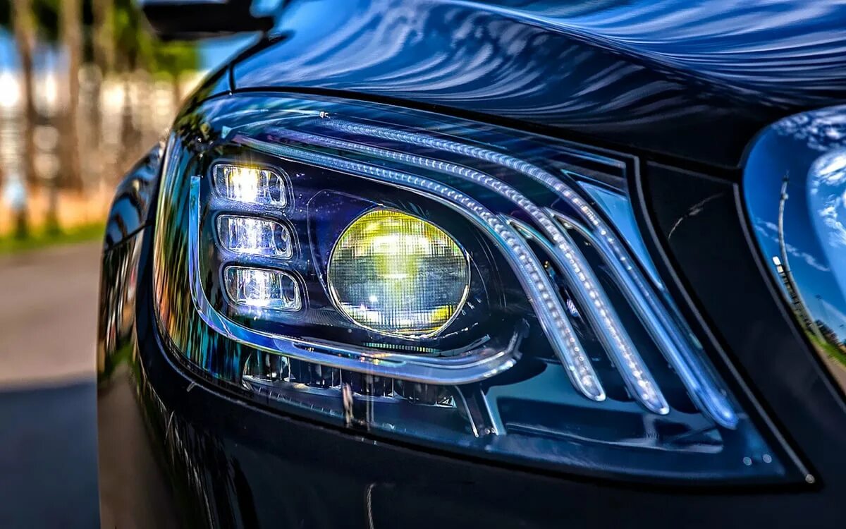 Сколько фар автомобиля. Mercedes w223 фары. Multibeam led Mercedes. Mercedes Benz w210 led Headlights. W213 Multibeam led.