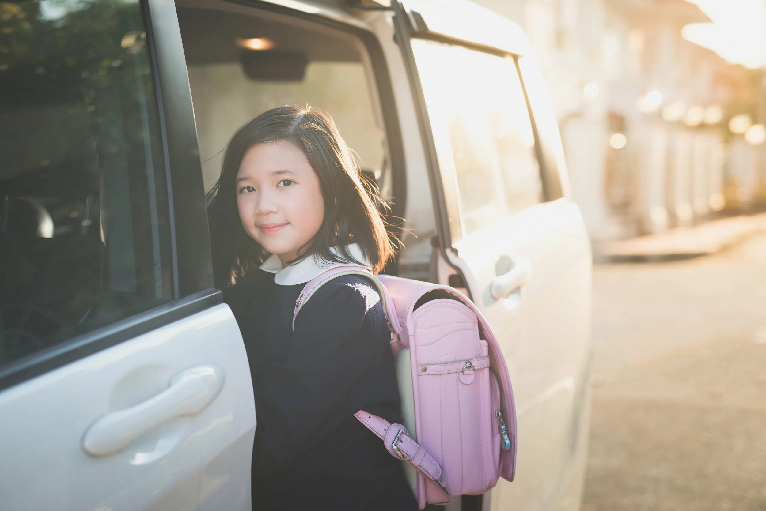 Get off the car. Школа машина. Going to School in a car. Pick up for School. Pod pick School.