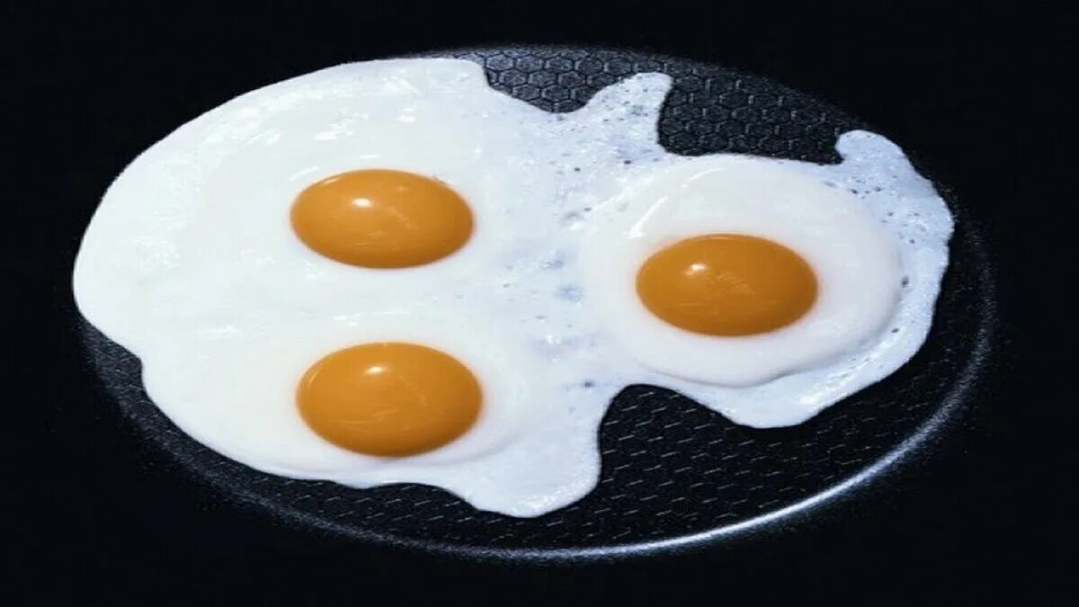 Яичница глазунья 3 яйца. Яичница. Яичница глазунья. Идеальная яичница. Глазунья из 3 яиц.