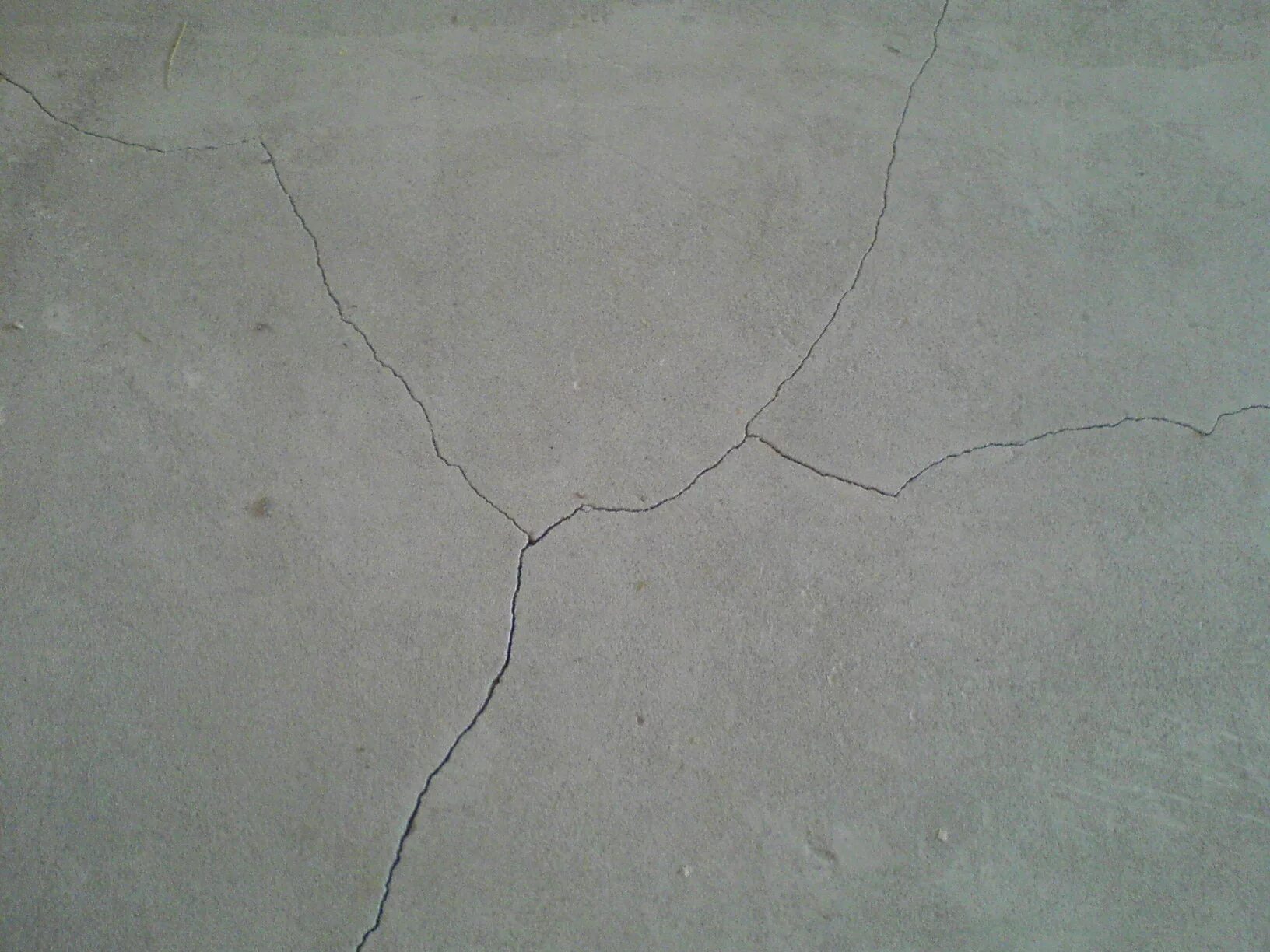 Трещина в полу. Волосяные усадочные трещины. Усадочные трещины в бетоне м 350. Усадочные трещины на стяжке. Усадочные трещины в штукатурном слое.