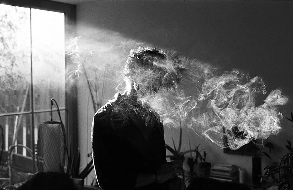 Музыка дымок окутал. Комната в дыму. Дым Эстетика. Чб Эстетика. Сигаретный дым.