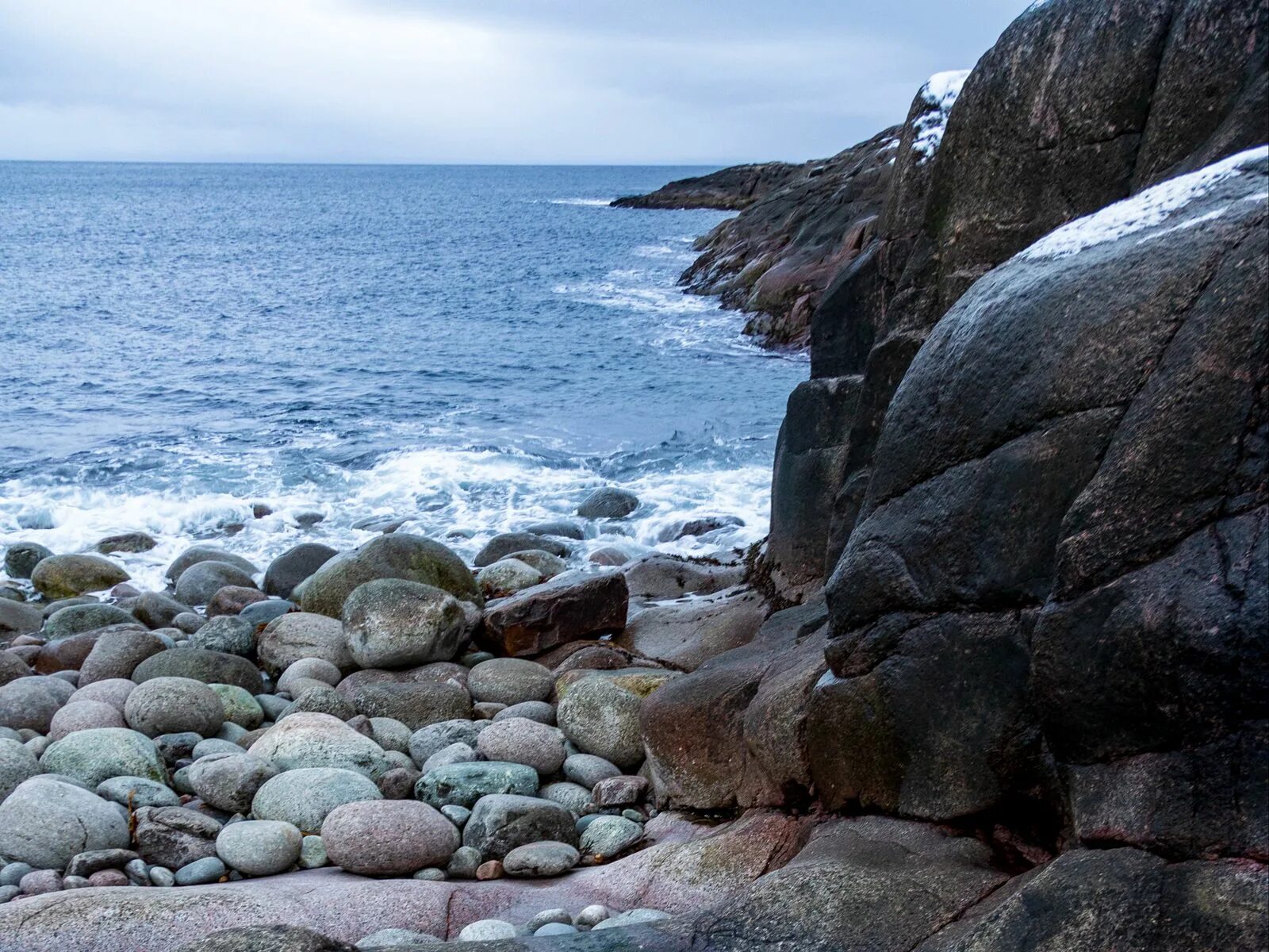 геленджик галечный пляж. берег закат пена море. азовское море галечный пляж. теплое море белые камни. песок галька.