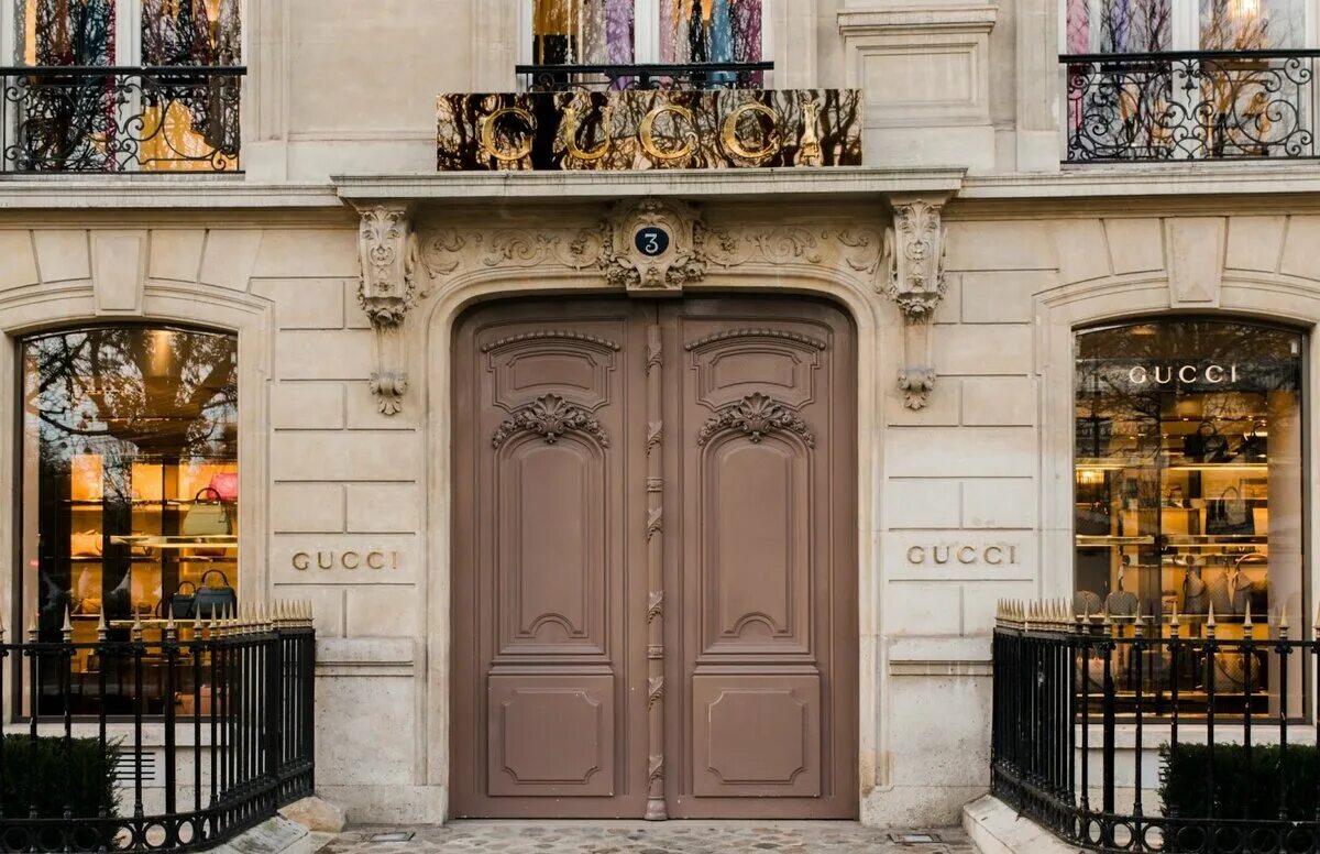 Avenue montaigne paris. Avenue montaigne. Отель авеню монтень в париже. Avenue montaigne с башней. Avenue montaigne.