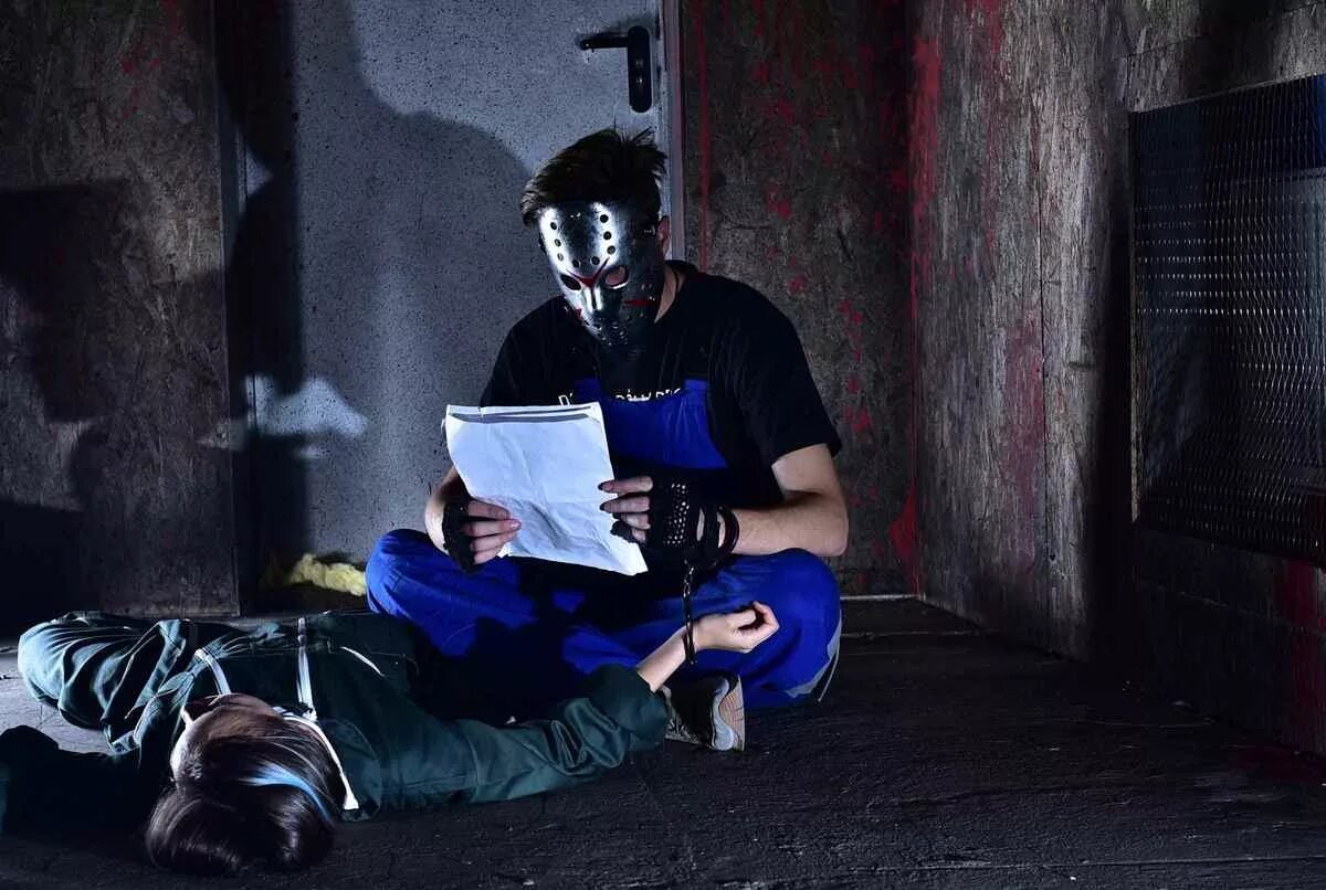 Дон квест донецк. Квест-перформанс логово мясника. Головоломка наручники. Квест комната кома донецк. Донецкий техникум промышленной автоматики имени а.