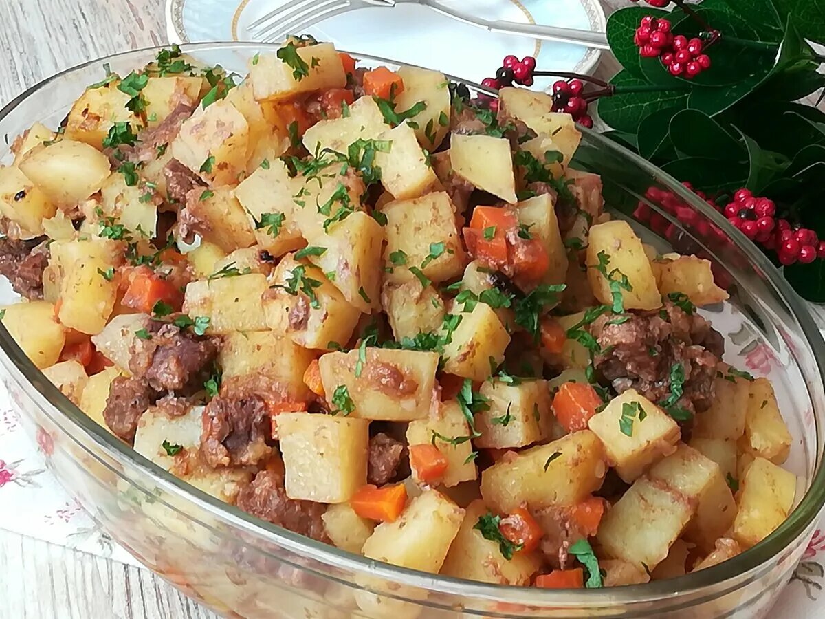 Рецепт картошки в банке. Картошка с мясом. Картоаа с мясом в духовке. Мясо с картошкой ы духовке. Картофель с мясом в духовке.