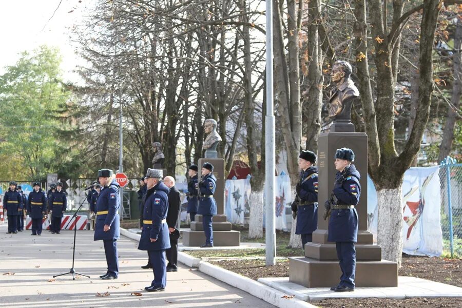 Школа героев краснодар. Центральная аллея КВВАУЛ. Аллея славы Темрюк. Аллея героев город Краснодар. Краснодарское высшее военное училище летчиков.