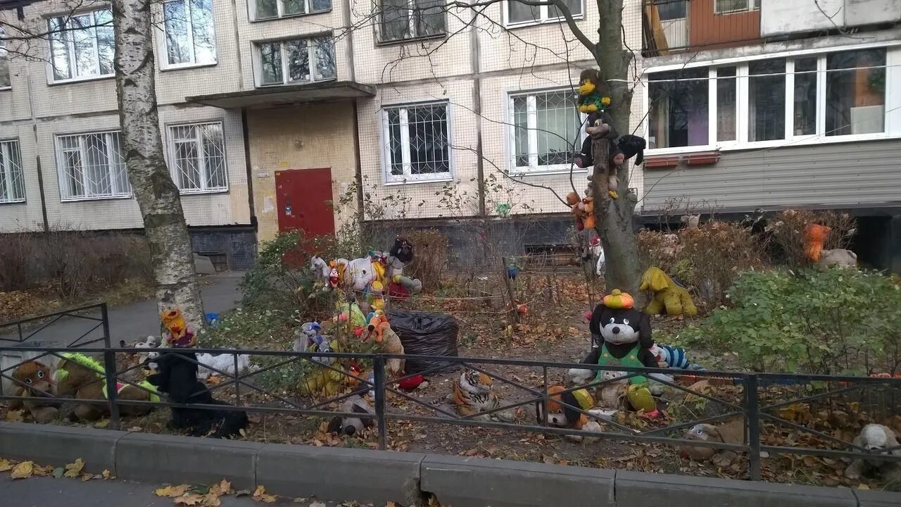 Благоустройство детских площадок. Посмешище двора. Посмешище двора. Уберусь во дворе. Российский двор.