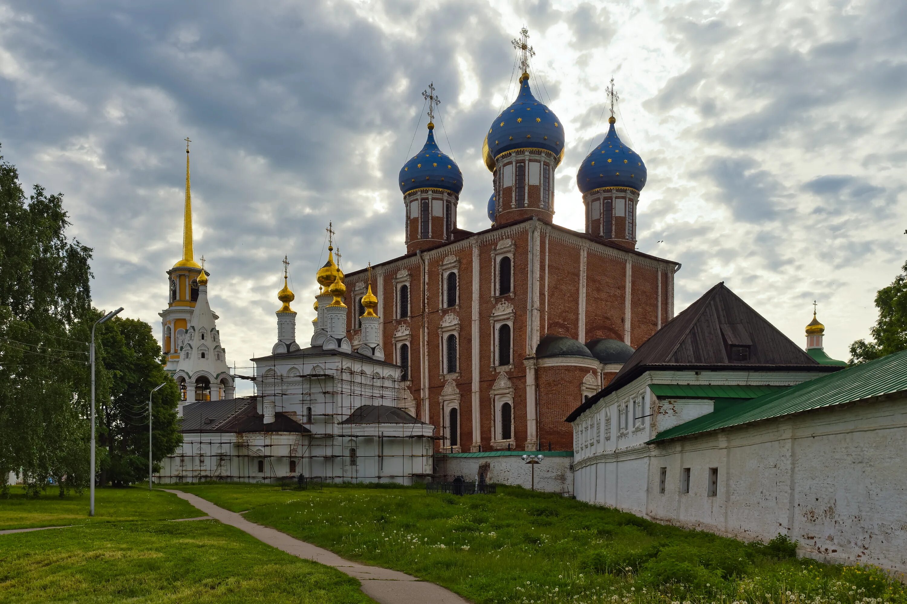 Рязанский Кремль Рязань. Рязанский Кремль Церковь Богоявления. Набережная Кремля Рязань. Рязанский кремль сайт