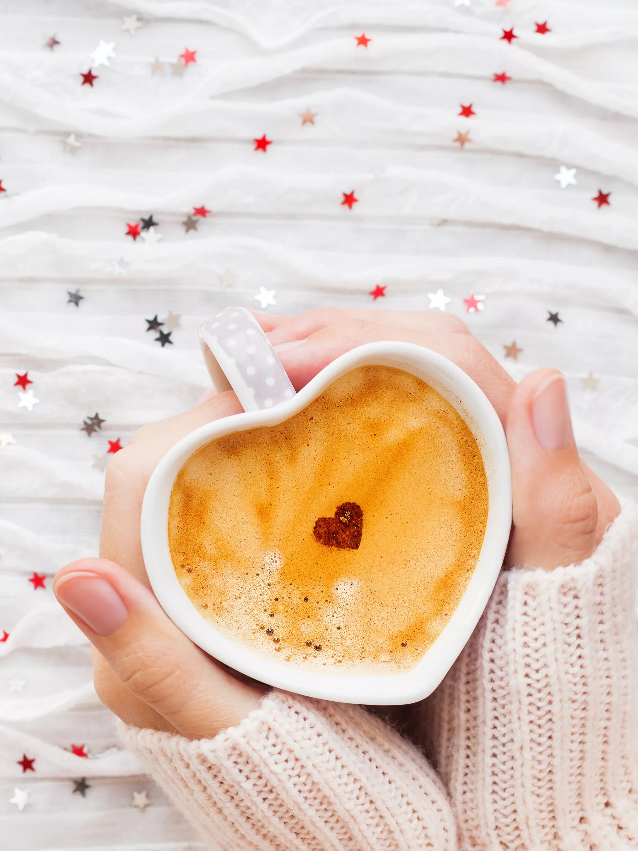Доброе утро сердце любимому. Доброе утро сердечки. Чашка кофе с сердцем. Кружка рука. Чашка кофе с сердечком.