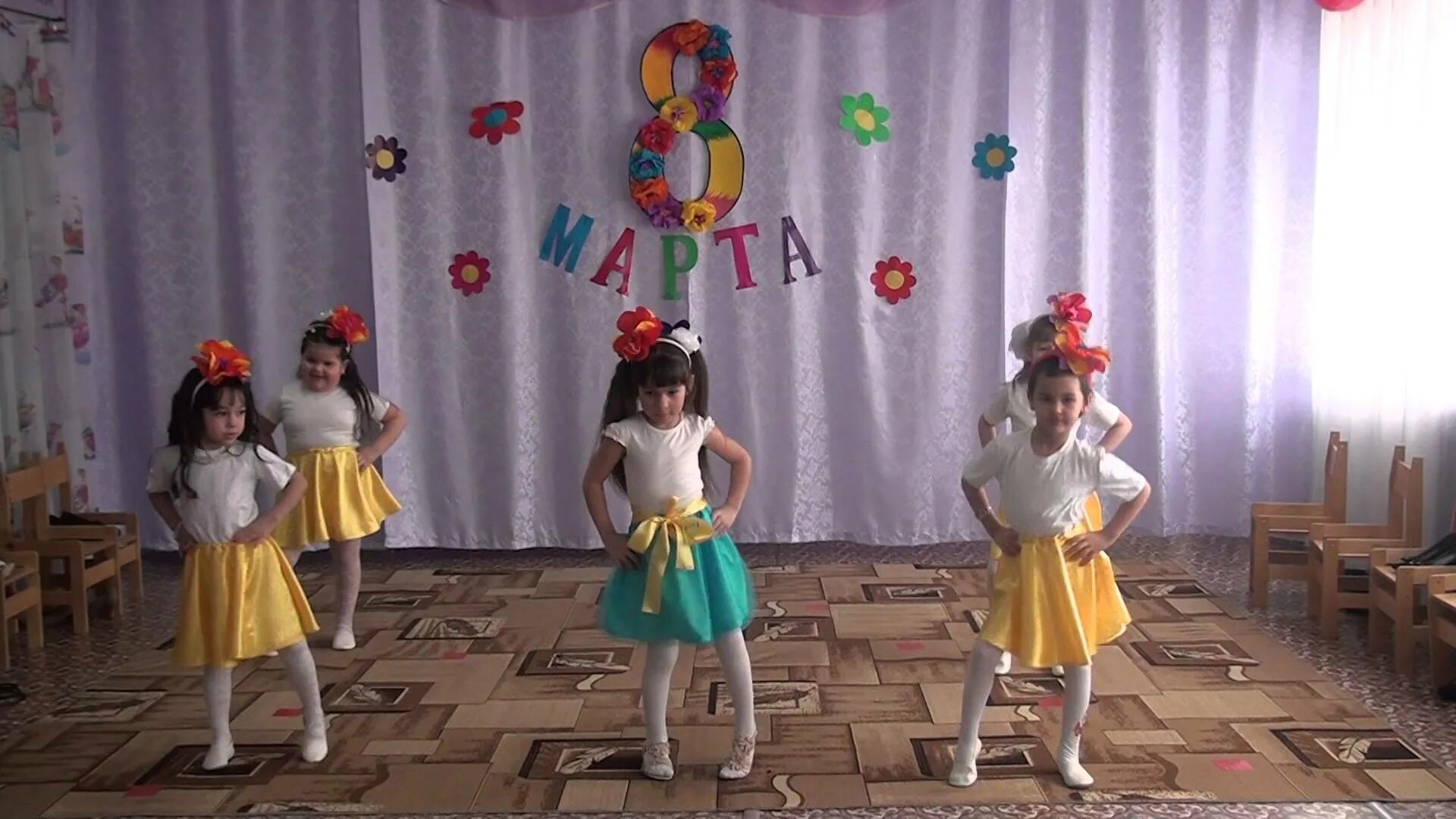 Детский садик танец. Танцы в детском саду. Танец девочек в детском саду. Девочки танцуют в садике. Танец маленьких девочек в детском саду.