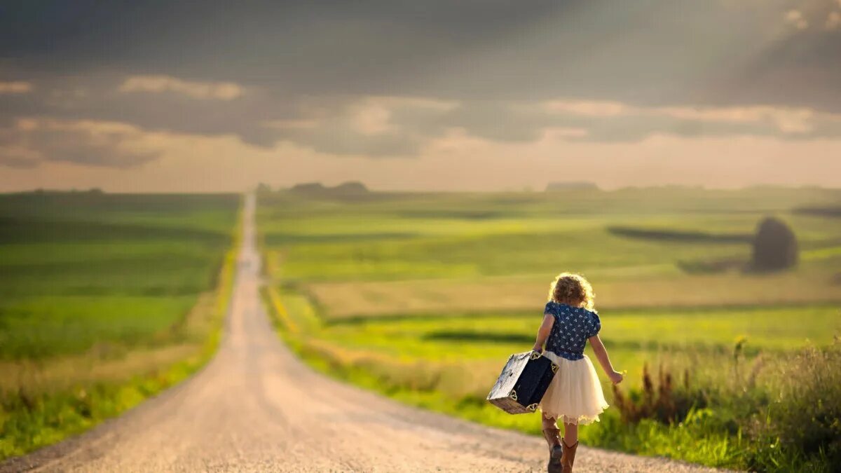 Тоже путь. Девочка идет по дороге. Дорога к счастью. Дорога жизни. Дорога к мечте.