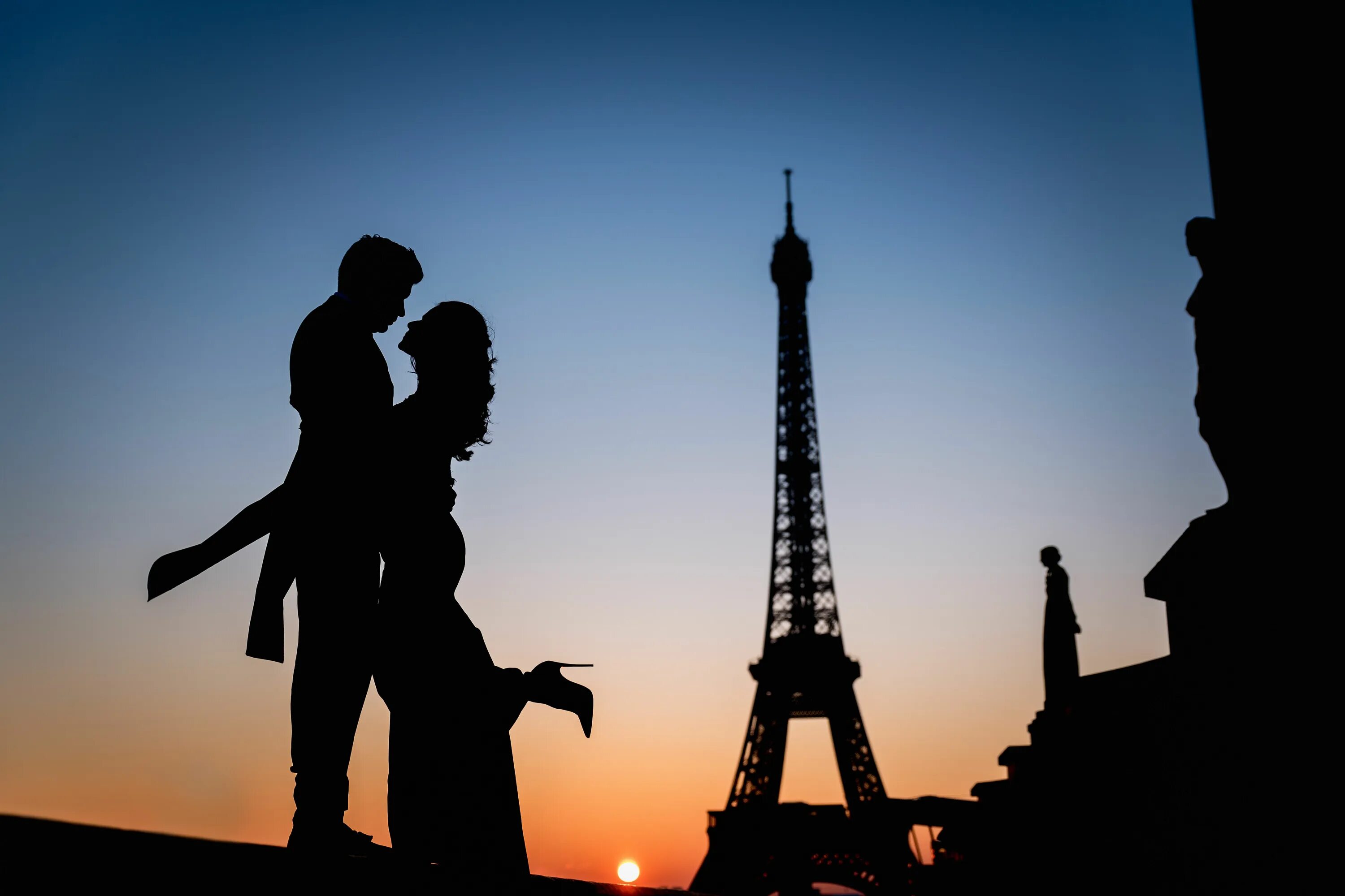 Влюбленные в Париже. Париж романтика. Влюбленные на улицах Парижа. Эйфелева башня пара. Влюбленные и башня