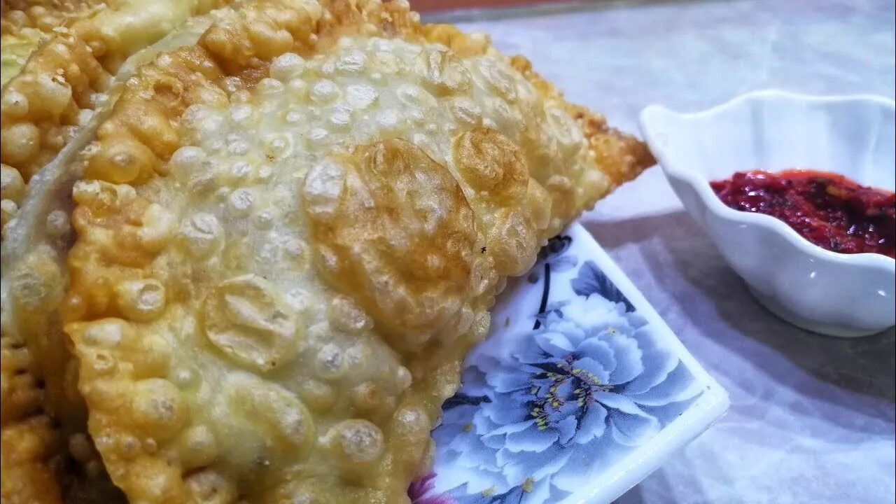 Сочные пузырчатые чебуреки. Пузырчатые чебуреки. сочный чебурек. чебуреки в чебуречной пузырчатые. чебуреки пирожки.