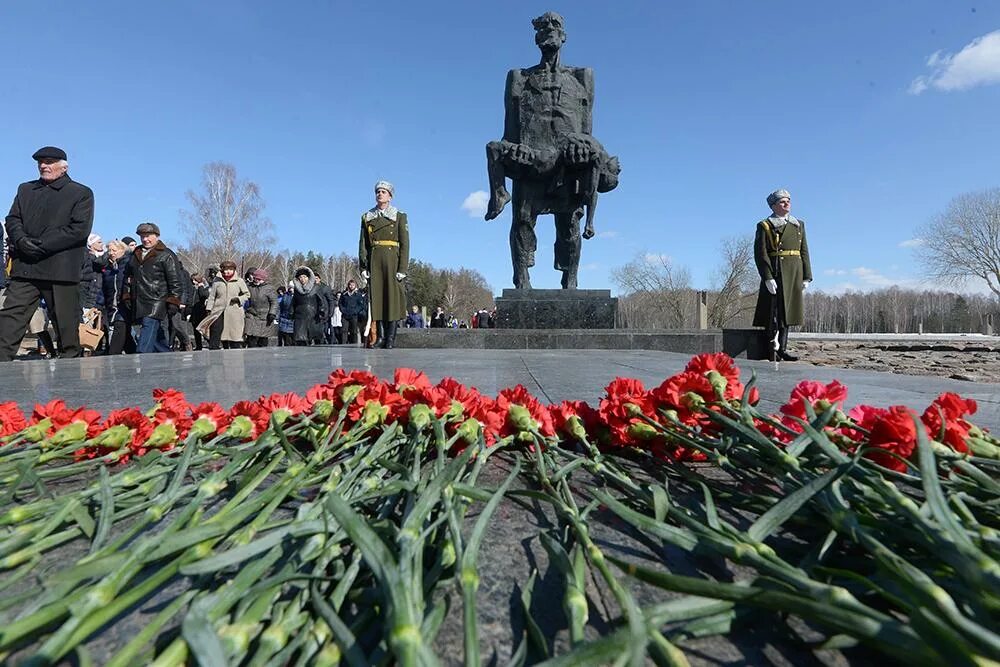 День памяти хатыни картинки. Хатынь беларусь 1943. Хатынская трагедия. День памяти хатыни картинки. День памяти хатынской трагедии.